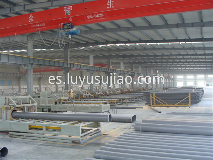 Taller de producción de tubos de PVC. PVC pipe production workshop